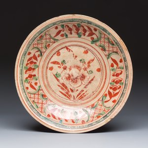 Three Chinese Swatow red- and green-enamelled dishes — photo 4