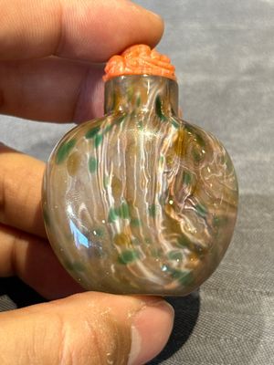 Three Chinese swirled glass snuff bottles, Qing — photo 18