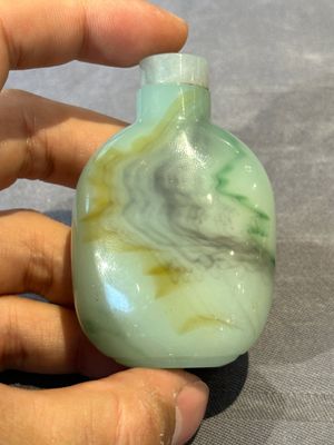 Three Chinese swirled glass snuff bottles, Qing — photo 10
