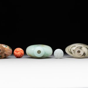 Three Chinese swirled glass snuff bottles, Qing — photo 5