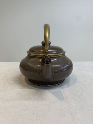 Three Chinese Thai market polished Yixing stoneware teapots with brass mounts, 19th C. — photo 3
