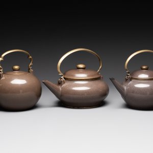 Three Chinese Thai market polished Yixing stoneware teapots with brass mounts, 19th C. — photo 2