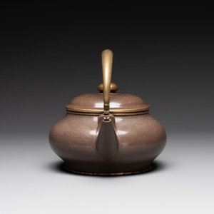 Three Chinese Thai market polished Yixing stoneware teapots with brass mounts, 19th C. — photo 4