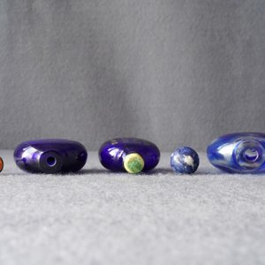 Three Chinese transparent blue glass snuff bottles, one inscribed, 18/19th C. — 照片 12