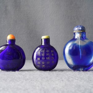 Three Chinese transparent blue glass snuff bottles, one inscribed, 18/19th C. — 照片 10