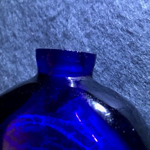 Three Chinese transparent blue glass snuff bottles, one inscribed, 18/19th C. — 照片 6