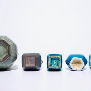Three Chinese turquoise glazed and two crackle glazed vases, 18th C. and later — 照片 5