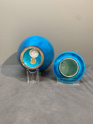 Three Chinese turquoise-glazed covered vases and a lavender-blue-glazed vase, Kangxi mark, 19/20th C. — photo 12