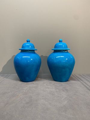 Three Chinese turquoise-glazed covered vases and a lavender-blue-glazed vase, Kangxi mark, 19/20th C. — photo 2