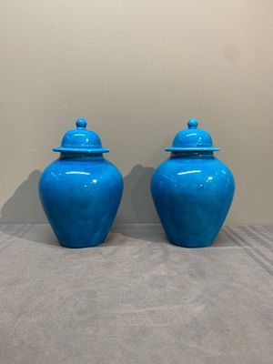 Three Chinese turquoise-glazed covered vases and a lavender-blue-glazed vase, Kangxi mark, 19/20th C. — photo 3