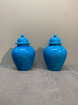 Three Chinese turquoise-glazed covered vases and a lavender-blue-glazed vase, Kangxi mark, 19/20th C. — photo 4