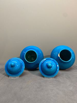 Three Chinese turquoise-glazed covered vases and a lavender-blue-glazed vase, Kangxi mark, 19/20th C. — photo 5