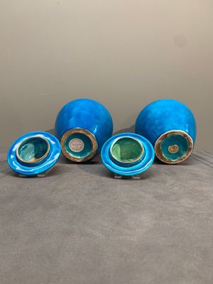 Three Chinese turquoise-glazed covered vases and a lavender-blue-glazed vase, Kangxi mark, 19/20th C. — photo 6