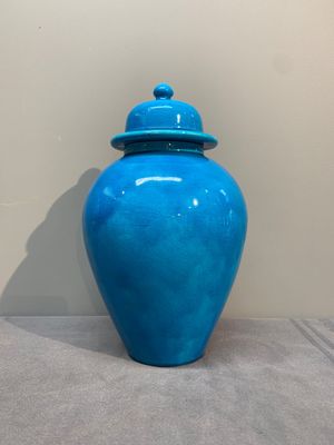 Three Chinese turquoise-glazed covered vases and a lavender-blue-glazed vase, Kangxi mark, 19/20th C. — photo 7