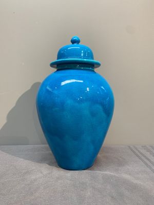Three Chinese turquoise-glazed covered vases and a lavender-blue-glazed vase, Kangxi mark, 19/20th C. — photo 9
