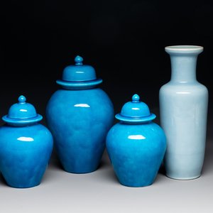 Three Chinese turquoise-glazed covered vases and a lavender-blue-glazed vase, Kangxi mark, 19/20th C. — photo 1
