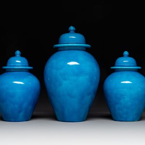 Three Chinese turquoise-glazed covered vases and a lavender-blue-glazed vase, Kangxi mark, 19/20th C. — photo 2