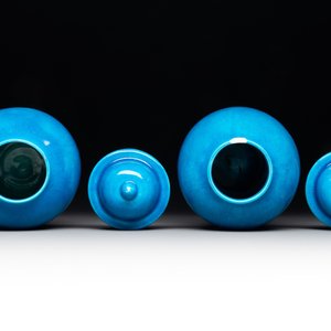 Three Chinese turquoise-glazed covered vases and a lavender-blue-glazed vase, Kangxi mark, 19/20th C. — photo 3