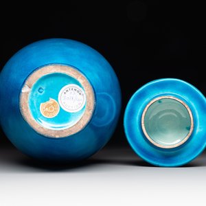 Three Chinese turquoise-glazed covered vases and a lavender-blue-glazed vase, Kangxi mark, 19/20th C. — photo 6