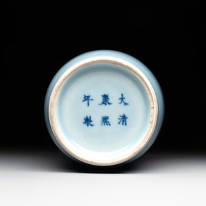 Three Chinese turquoise-glazed covered vases and a lavender-blue-glazed vase, Kangxi mark, 19/20th C. — photo 9