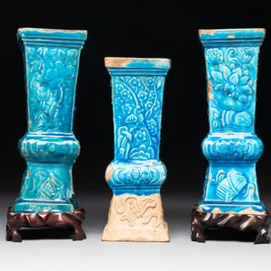 Three Chinese turquoise-glazed 'gu' vases with floral design, two with wooden stands, Ming — foto 3
