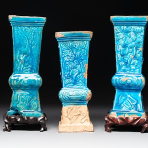 Three Chinese turquoise-glazed 'gu' vases with floral design, two with wooden stands, Ming — foto 4
