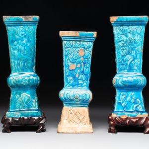 Three Chinese turquoise-glazed 'gu' vases with floral design, two with wooden stands, Ming — foto 5