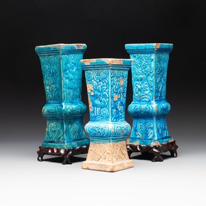 Three Chinese turquoise-glazed square 'gu' vases with floral design and two wooden stands, Ming — 照片 1