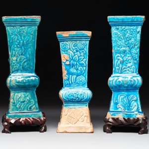 Three Chinese turquoise-glazed square 'gu' vases with floral design and two wooden stands, Ming — 照片 2