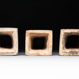 Three Chinese turquoise-glazed square 'gu' vases with floral design and two wooden stands, Ming — 照片 6