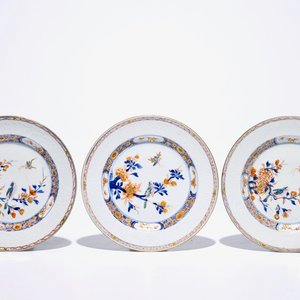 Three Chinese underglaze-decorated rose-imari plates with birds among blossoms, Yongzheng/Qianlong — 照片 1