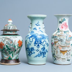 Three Chinese vases in qianjiang cai, celadon-ground and Nanking crackle-glazed porcelain, 19/20th C. — 照片 1