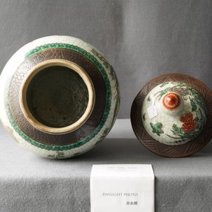 Three Chinese vases in qianjiang cai, celadon-ground and Nanking crackle-glazed porcelain, 19/20th C. — 照片 11
