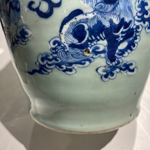 Three Chinese vases in qianjiang cai, celadon-ground and Nanking crackle-glazed porcelain, 19/20th C. — 照片 13