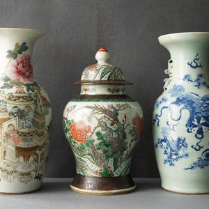 Three Chinese vases in qianjiang cai, celadon-ground and Nanking crackle-glazed porcelain, 19/20th C. — 照片 7