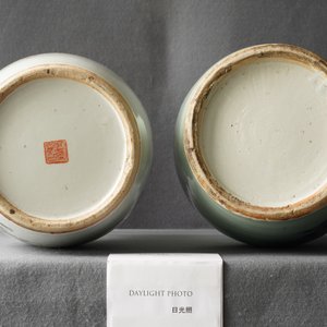 Three Chinese vases in qianjiang cai, celadon-ground and Nanking crackle-glazed porcelain, 19/20th C. — 照片 10