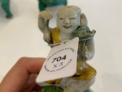 Three Chinese verte biscuit sculptures of Liu Hai on the three-legged toad, Kangxi — 照片 7