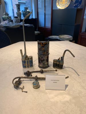 Three Chinese water pipes, two mouth pieces and a cloisonné opium box and cover, 19th C. — photo 1