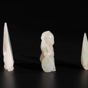 Three Chinese white and celadon jade carvings of a boy and two monkeys, 19th C. — photo 2