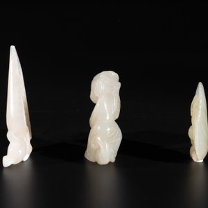 Three Chinese white and celadon jade carvings of a boy and two monkeys, 19th C. — photo 4