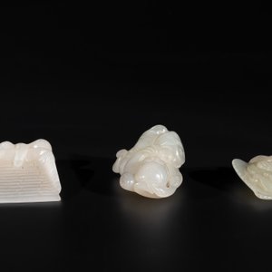 Three Chinese white and celadon jade carvings of a boy and two monkeys, 19th C. — photo 5
