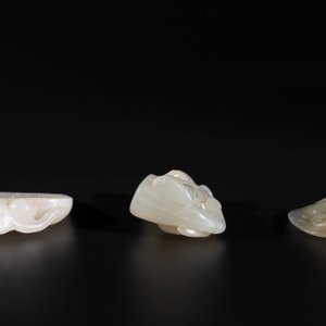 Three Chinese white and celadon jade carvings of a boy and two monkeys, 19th C. — photo 6