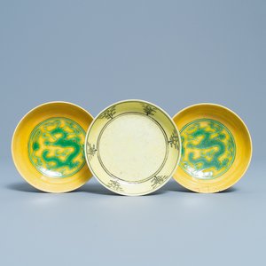 Three Chinese yellow-ground saucer dishes, 19/20th C. — 照片 1