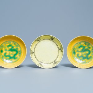 Three Chinese yellow-ground saucer dishes, 19/20th C. — 照片 2