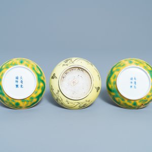 Three Chinese yellow-ground saucer dishes, 19/20th C. — 照片 3