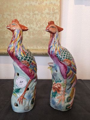 Three Chinese Yixing stoneware teapots and a pair of famille rose phoenixes, 19/20th C. — photo 1