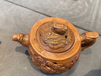 Three Chinese Yixing stoneware teapots and a pair of famille rose phoenixes, 19/20th C. — photo 18