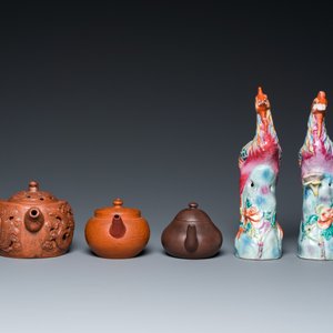 Three Chinese Yixing stoneware teapots and a pair of famille rose phoenixes, 19/20th C. — photo 4