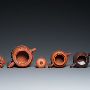 Three Chinese Yixing stoneware teapots and a pair of famille rose phoenixes, 19/20th C. — photo 6