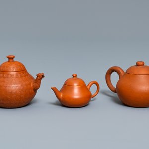 Three Chinese Yixing stoneware teapots and covers, impressed marks, 18/19th C. — 照片 2